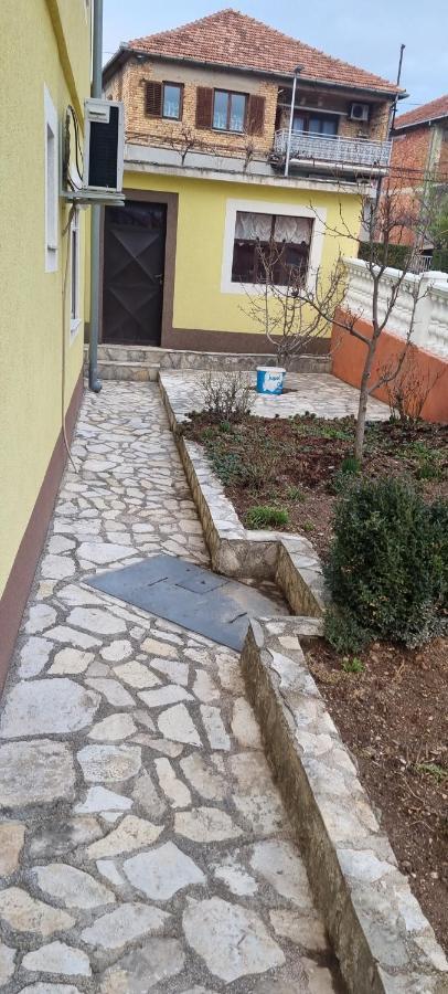 Apartman Jozic คนิน ภายนอก รูปภาพ